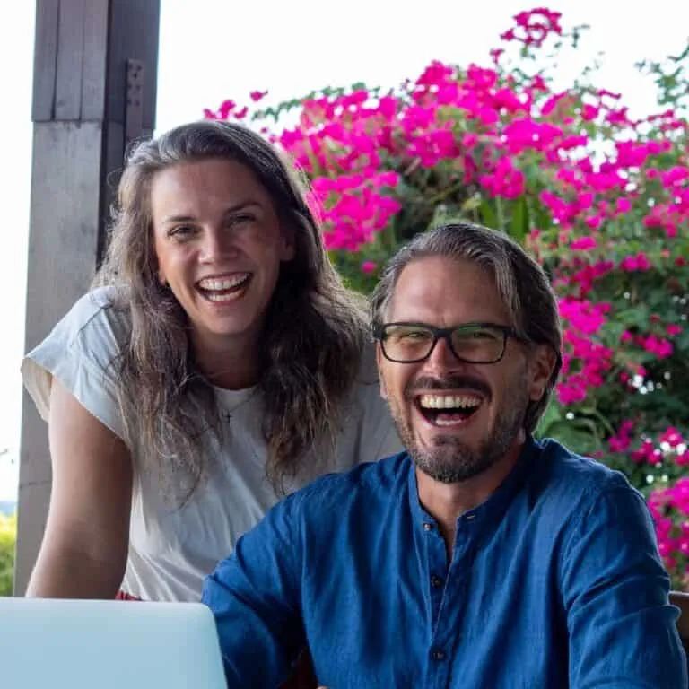 Merle und Oliver Ranft, Gründer von DIVINE Business, lachend am Laptop